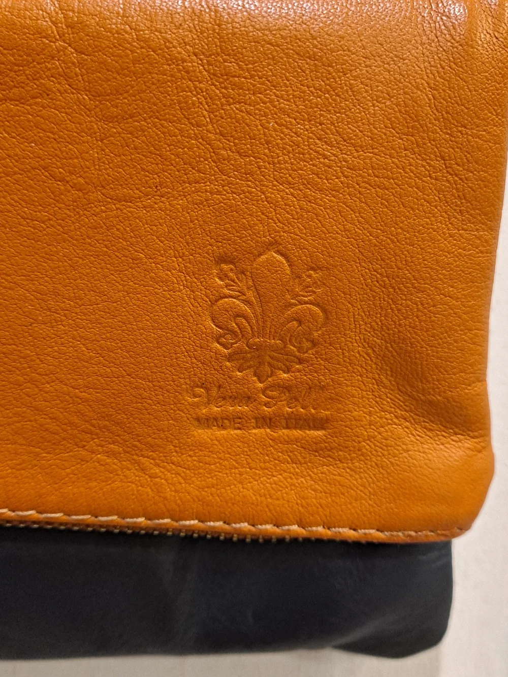 Vera Pelle compact foldover